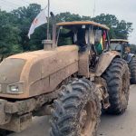 caravana de tractores agrícolas en Santa Cruz