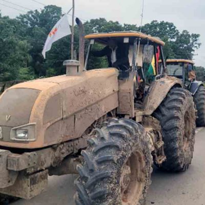 caravana de tractores agrícolas en Santa Cruz