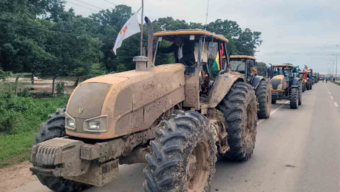 caravana de tractores agrícolas en Santa Cruz