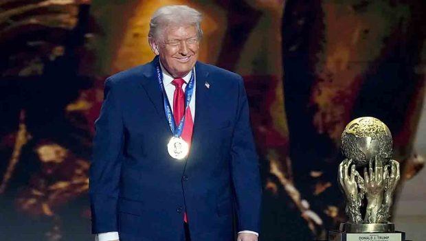 Trump recibe el primer premio de la paz de FIFA
