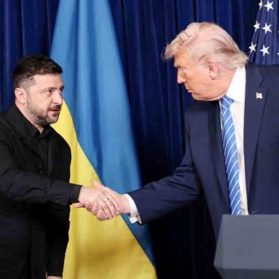 Volodimir Zelensky y Donald Trump estrechan las manos.