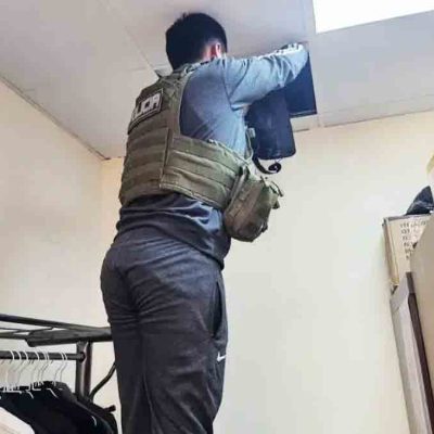 un policía registra en el cielo falso de la oficina de la FUL de la UPEA