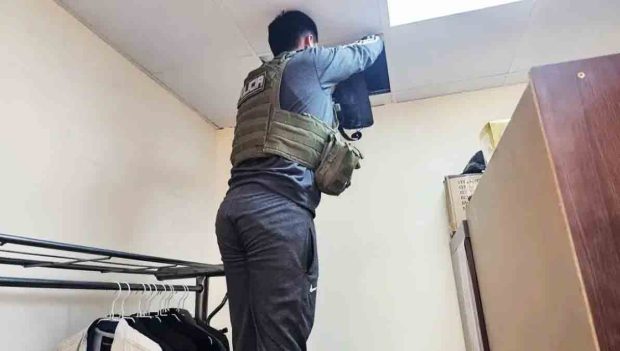 un policía registra en el cielo falso de la oficina de la FUL de la UPEA