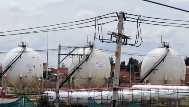 tanques de almacenamiento de combustibles de YPFB en El Alto