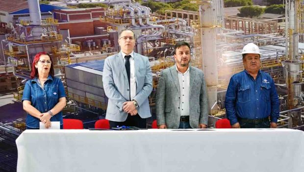 el ministro Marcelo Medinaceli y el presidente de YPFB junto a funcionarios de la estatal petrolera