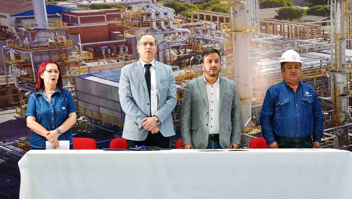 el ministro Marcelo Medinaceli y el presidente de YPFB junto a funcionarios de la estatal petrolera