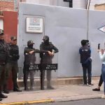 personal de la Policía en puerta de YPFB Cochabamba