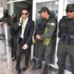 policías en la puerta de ingreso a las oficinas de YPFB en Cochabamba