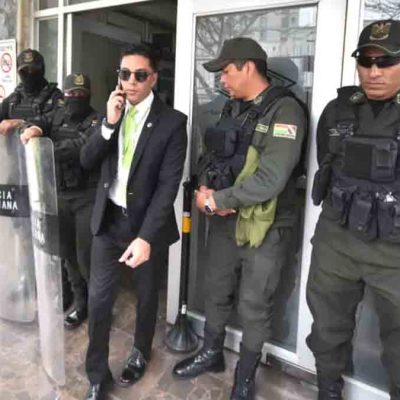 policías en la puerta de ingreso a las oficinas de YPFB en Cochabamba