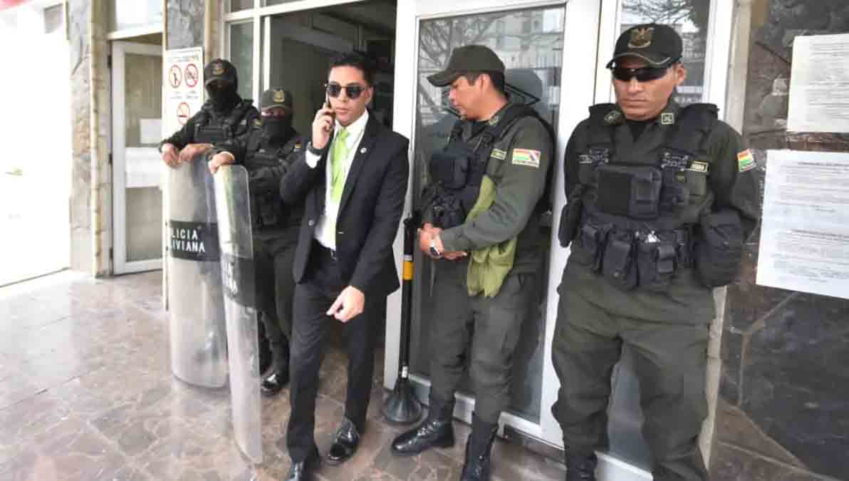 policías en la puerta de ingreso a las oficinas de YPFB en Cochabamba