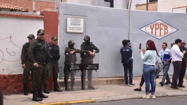 personal de la Policía en puerta de YPFB Cochabamba