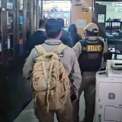 personal de la Fiscalía y de la Felcc en oficinas de YPFB en Sucre
