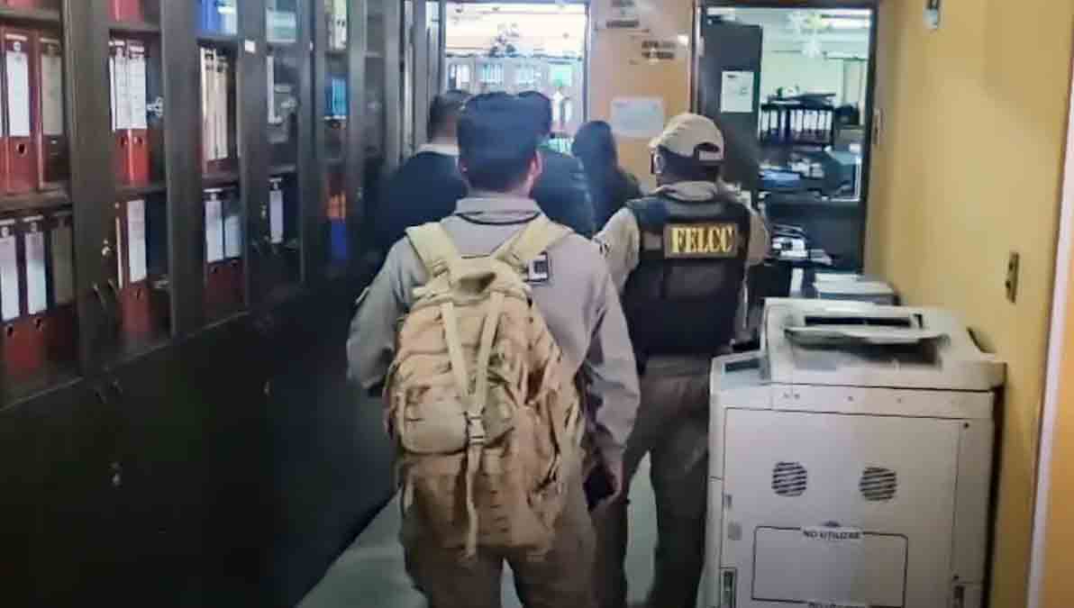 personal de la Fiscalía y de la Felcc en oficinas de YPFB en Sucre