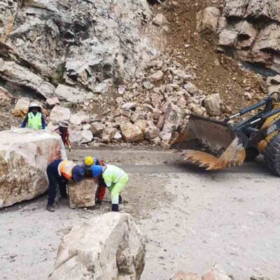 personal de la ABC realiza limpieza de la ruta Cochabamba-Oruro