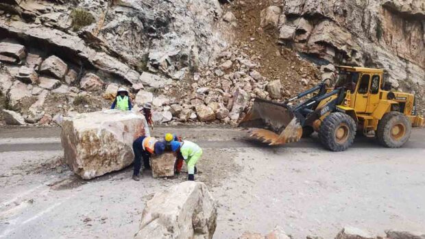 personal de la ABC realiza limpieza de la ruta Cochabamba-Oruro