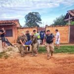 policías retiran el cuerpo del acribillado del lugar donde fue asesinado
