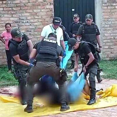 policías realizan el levantamiento del cadáver del hombre acribillado