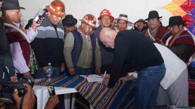 dirigentes de la COB y autoridades de Gobierno firman acuerdo