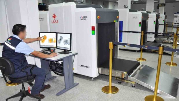 punto de control de equipaje de la Aduana en el aeropuerto de Viru Viru