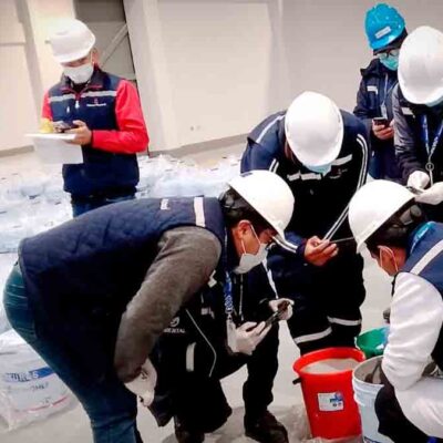 personal de la Aduana verifica el cargamento de mercurio