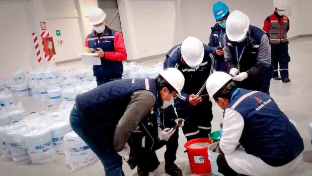 personal de la Aduana verifica el cargamento de mercurio