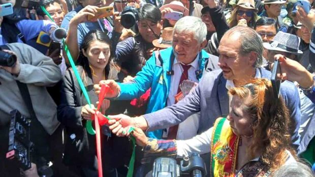 el alcalde Iván Arias y otras autoridades inauguran la Feria de la Alasita 2026
