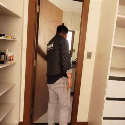 un funcionario de la Fiscalía revisa el departamento del hijo de Arce