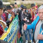 alcalde Iván Arias conversa con manifestantes de la COB