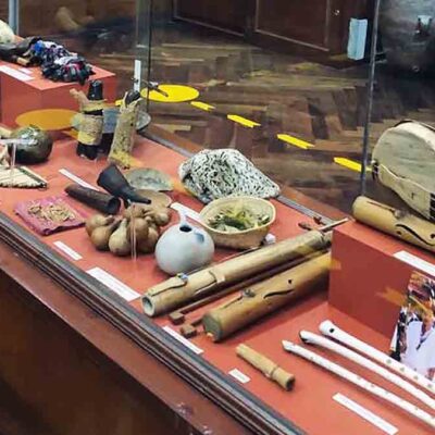 exposición de piezas culturales de Bolivia