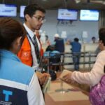 funcionarios de la ATT en el aeropuerto de El Alto