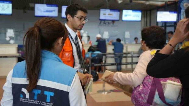 funcionarios de la ATT en el aeropuerto de El Alto