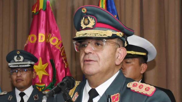 el comandante de las Fuerzas Armadas de Bolivia, Víctor Hugo Balderrama