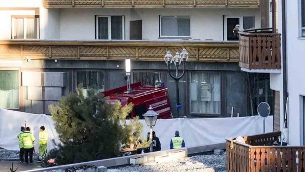 dueña de bar incendiado en Suiza huye