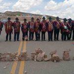 campesino bloquean una carretera en La Paz
