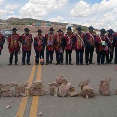 campesino bloquean una carretera en La Paz