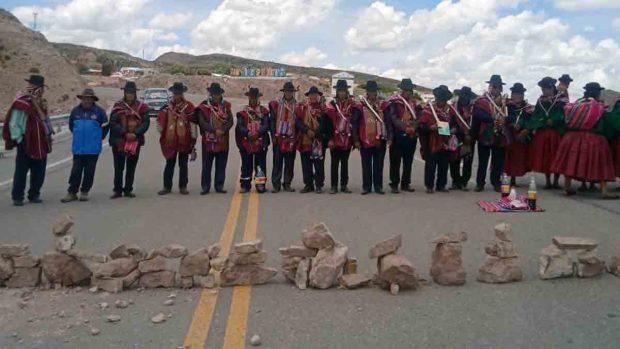 campesino bloquean una carretera en La Paz
