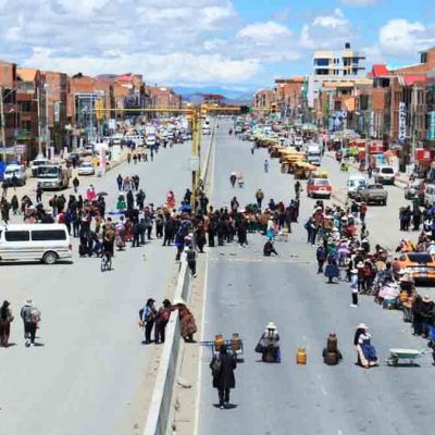 un punto de bloqueo en la avenida 6 de Marzo en El Alto