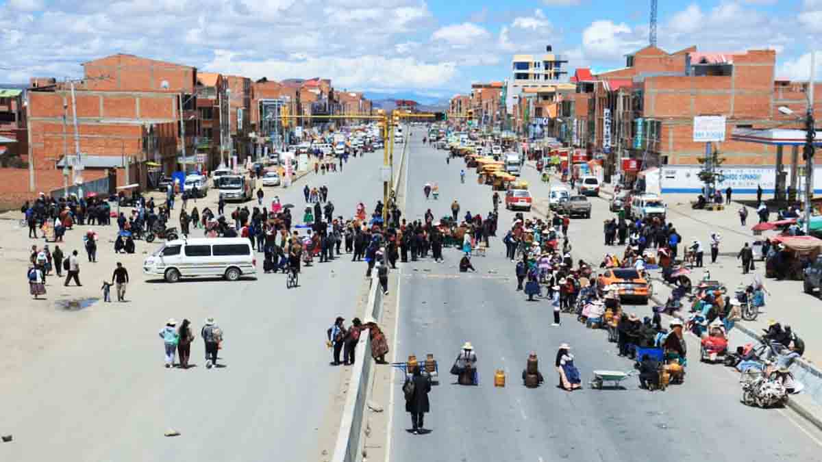 un punto de bloqueo en la avenida 6 de Marzo en El Alto