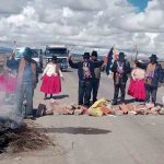 campesinos bloquean una carretera en el altiplano paceño