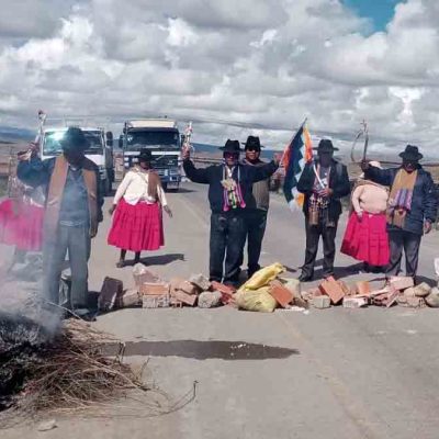 campesinos bloquean una carretera en el altiplano paceño