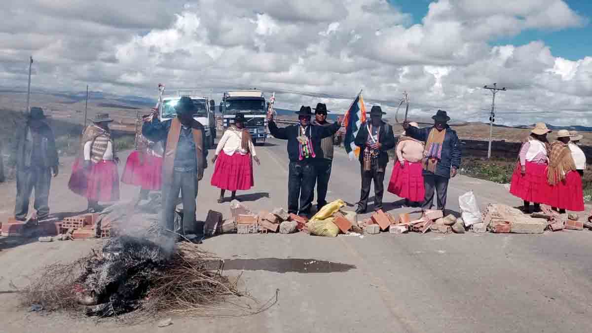 campesinos bloquean una carretera en el altiplano paceño