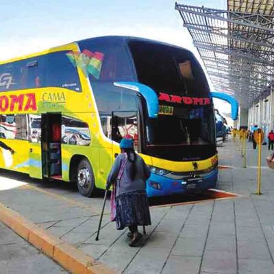 un bus de transporte interdepartamental en la terminal de El Alto
