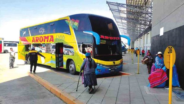 un bus de transporte interdepartamental en la terminal de El Alto