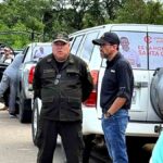 el gobernador Luis Fernando Camacho junto a un jefe policial