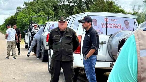 el gobernador Luis Fernando Camacho junto a un jefe policial