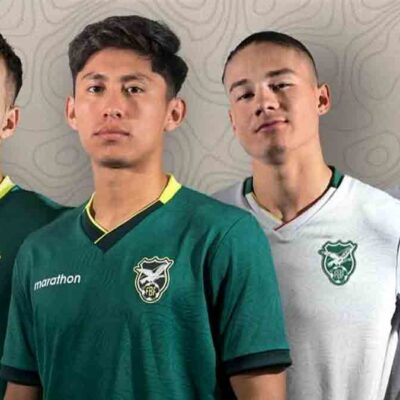 jugadores de la Verde luciendo la nueva camiseta