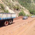 vehículos circulan por la ruta Cochabamba-Oruro