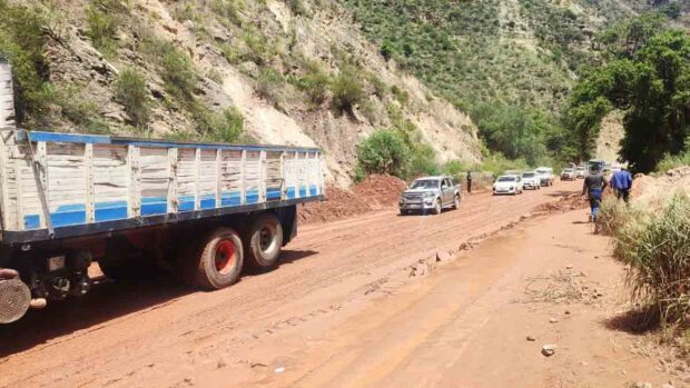 vehículos circulan por la ruta Cochabamba-Oruro