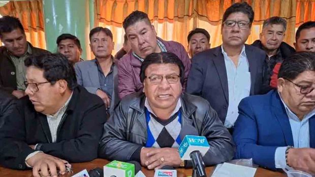 dirigentes de los choferes alteños en conferencia de prensa