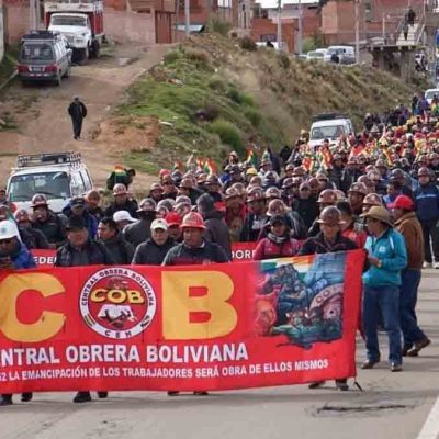 afiliados a la COB marcha desde Calamarca rumbo a la ciudad de La Paz